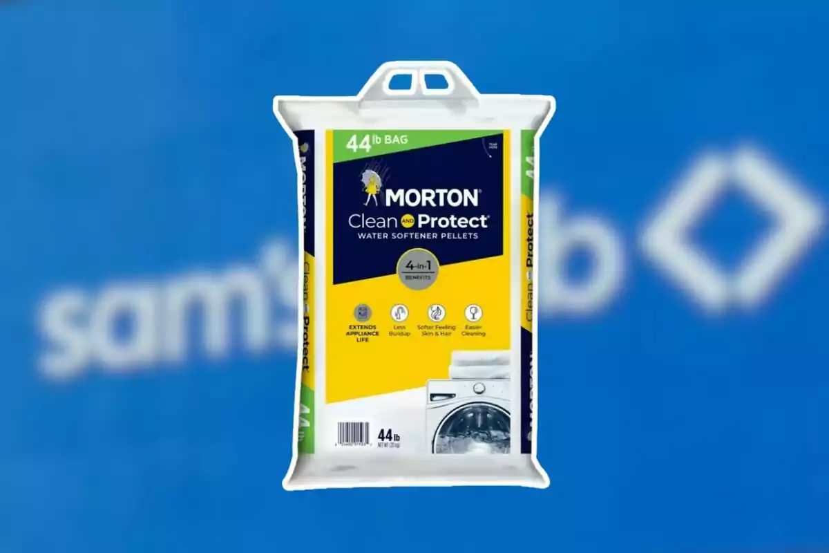 Bolsa de 44 libras de pellets suavizantes de agua Morton Clean and Protect frente a un fondo azul desenfocado con el logo de Sam's Club.