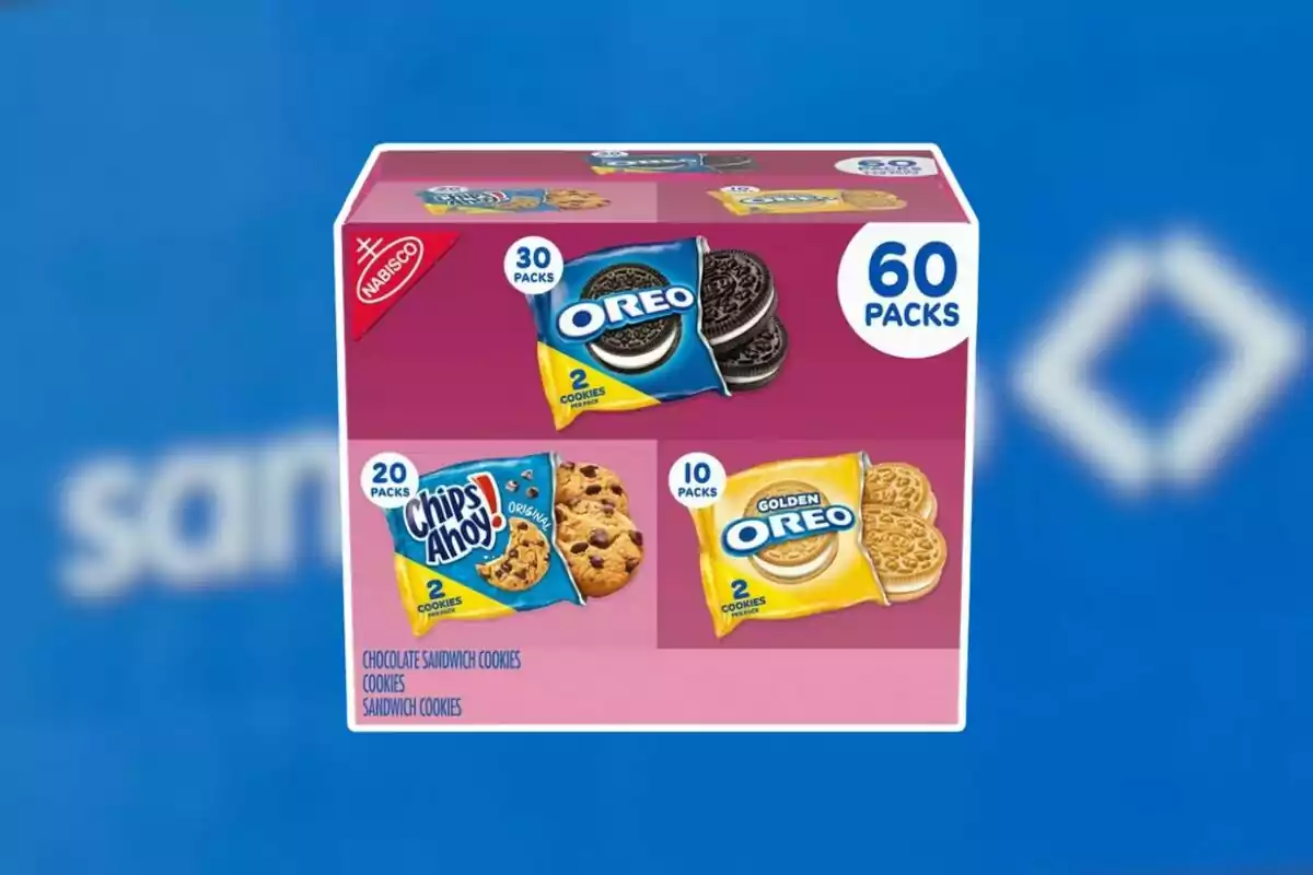 Caja de galletas surtidas Nabisco con 60 paquetes individuales que incluyen Oreo, Golden Oreo y Chips Ahoy sobre un fondo azul desenfocado. Caja de galletas surtidas Nabisco con 60 paquetes individuales que incluyen Oreo, Golden Oreo y Chips Ahoy sobre un fondo azul desenfocado.