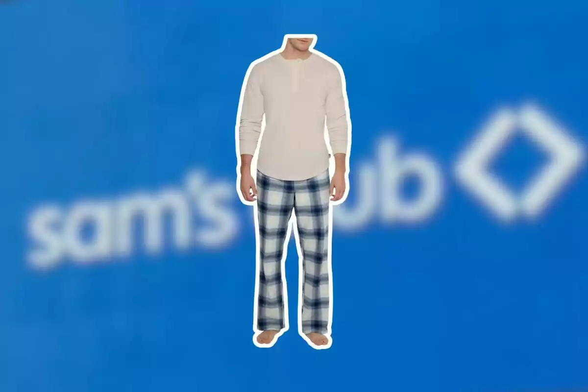 Hombre sin cabeza con pijama de cuadros y camiseta beige sobre un fondo azul con el logo borroso de Sam's Club