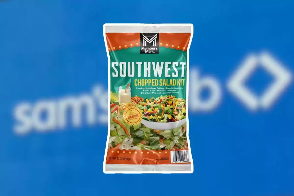 Bolsa de ensalada Southwest Chopped Salad Kit de la marca Member’s Mark sobre un fondo azul desenfocado Bolsa de ensalada Southwest Chopped Salad Kit de la marca Member’s Mark sobre un fondo azul desenfocado