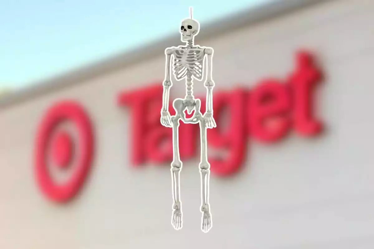 Un esqueleto decorativo está suspendido frente a una tienda con el letrero de Target desenfocado al fondo