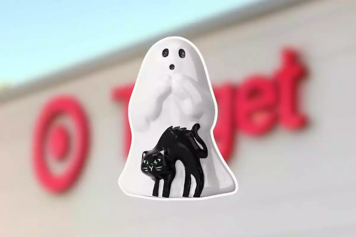Figura de fantasma blanco con un gato negro al frente sobre un fondo desenfocado de una tienda Target