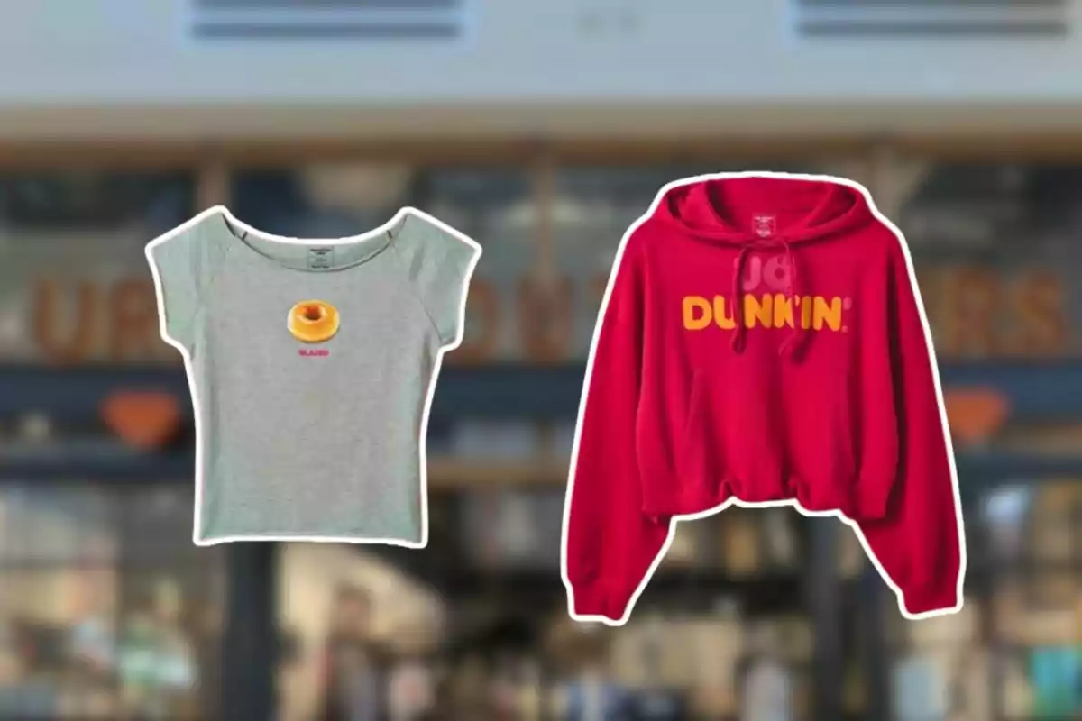 Una camiseta gris con una dona glaseada en el centro y un hoodie rojo con el logo de Dunkin' Una camiseta gris con una dona glaseada en el centro y un hoodie rojo con el logo de Dunkin'