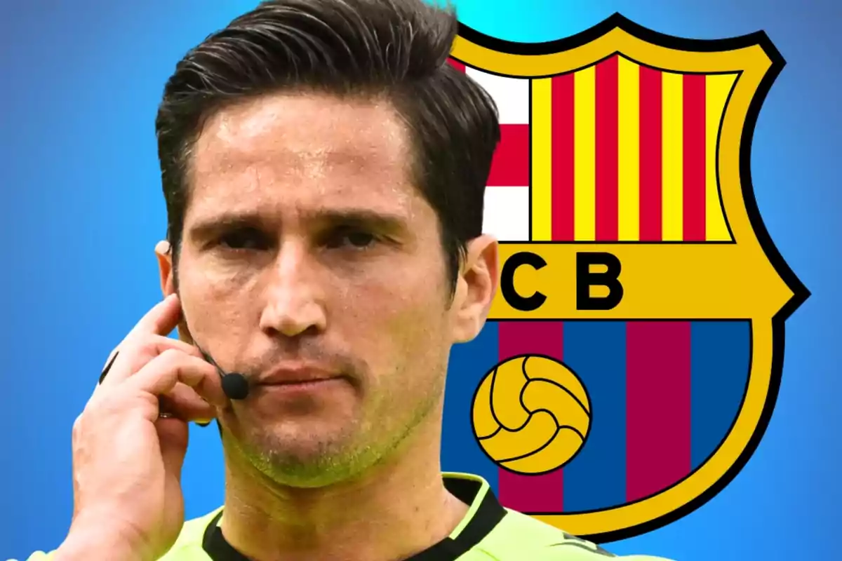 Àrbitre de futbol amb micròfon a l’orella i l’escut del FC Barcelona de fons