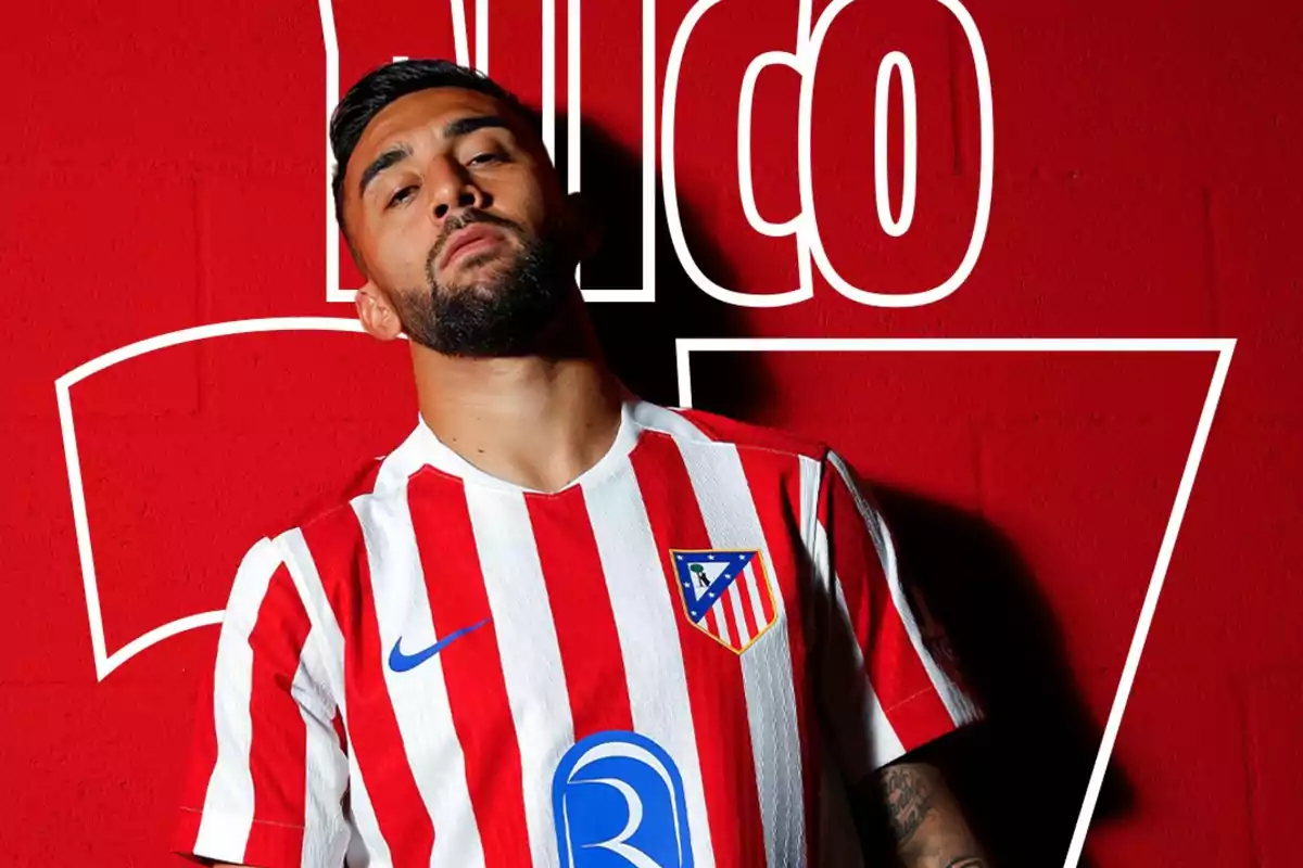 Nico González amb barba i cabell curt posant amb l’uniforme blanc-i-vermell de l’Atlètic de Madrid davant d’un fons vermell amb lletres blanques grans