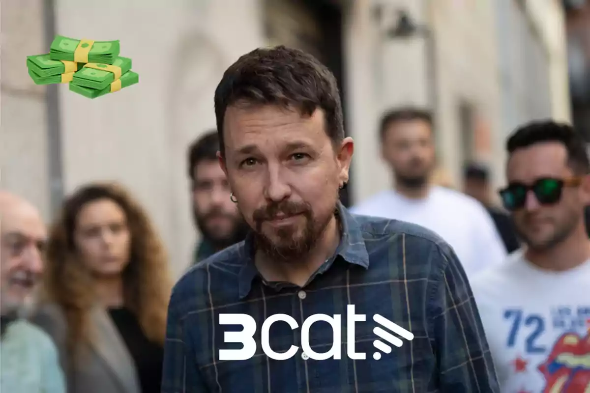 Pablo Iglesias, envoltat de diverses persones desenfocades, amb una icona de bitllets a la cantonada superior esquerra i el logotip de Bcat a la part inferior.