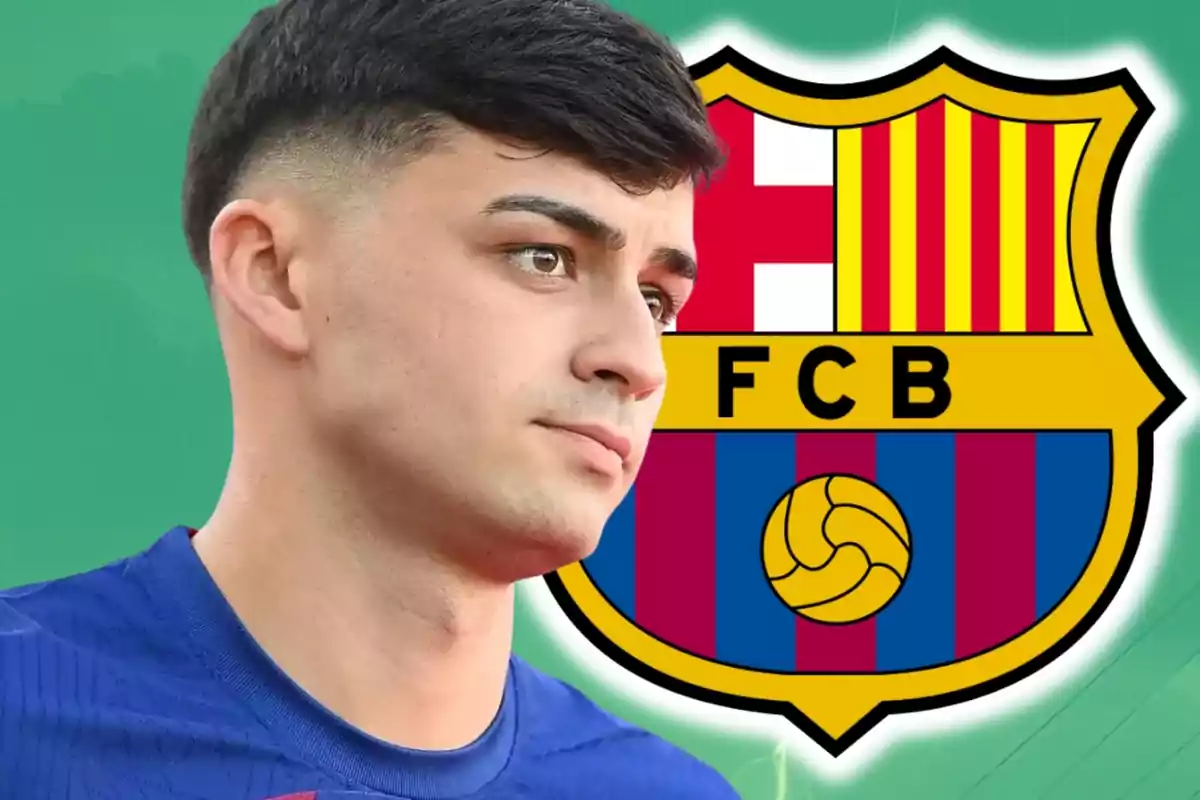 Jove amb samarreta blava al costat de l’escut del FC Barcelona sobre un fons verd