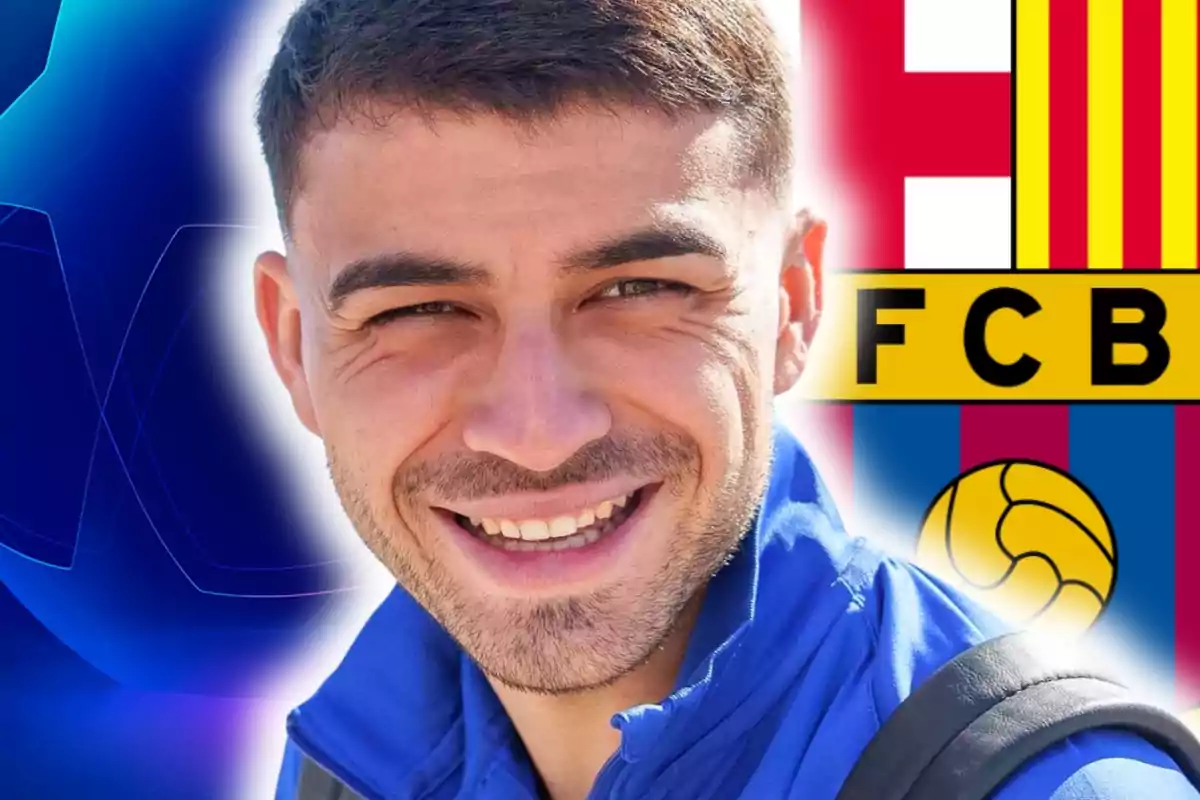 Jove somrient amb jaqueta blava i motxilla a l’espatlla davant de l’escut del FC Barcelona