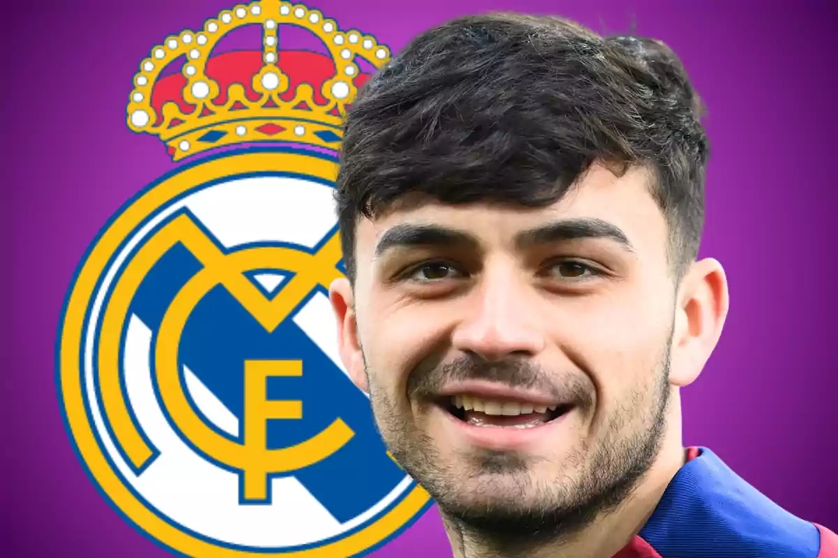Un joven sonriente en primer plano con el escudo del Real Madrid de fondo sobre un fondo morado.