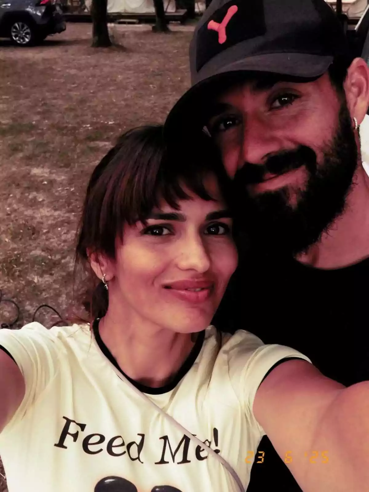 Sara Sálamo i Isco Alarcón somrient mentre es fan una selfie a l’aire lliure Sara Sálamo i Isco Alarcón somrient mentre es fan una selfie a l’aire lliure