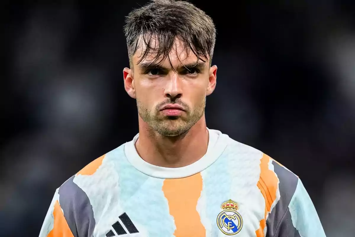 Porter de futbol amb samarreta del Reial Madrid mirant de front amb expressió seriosa