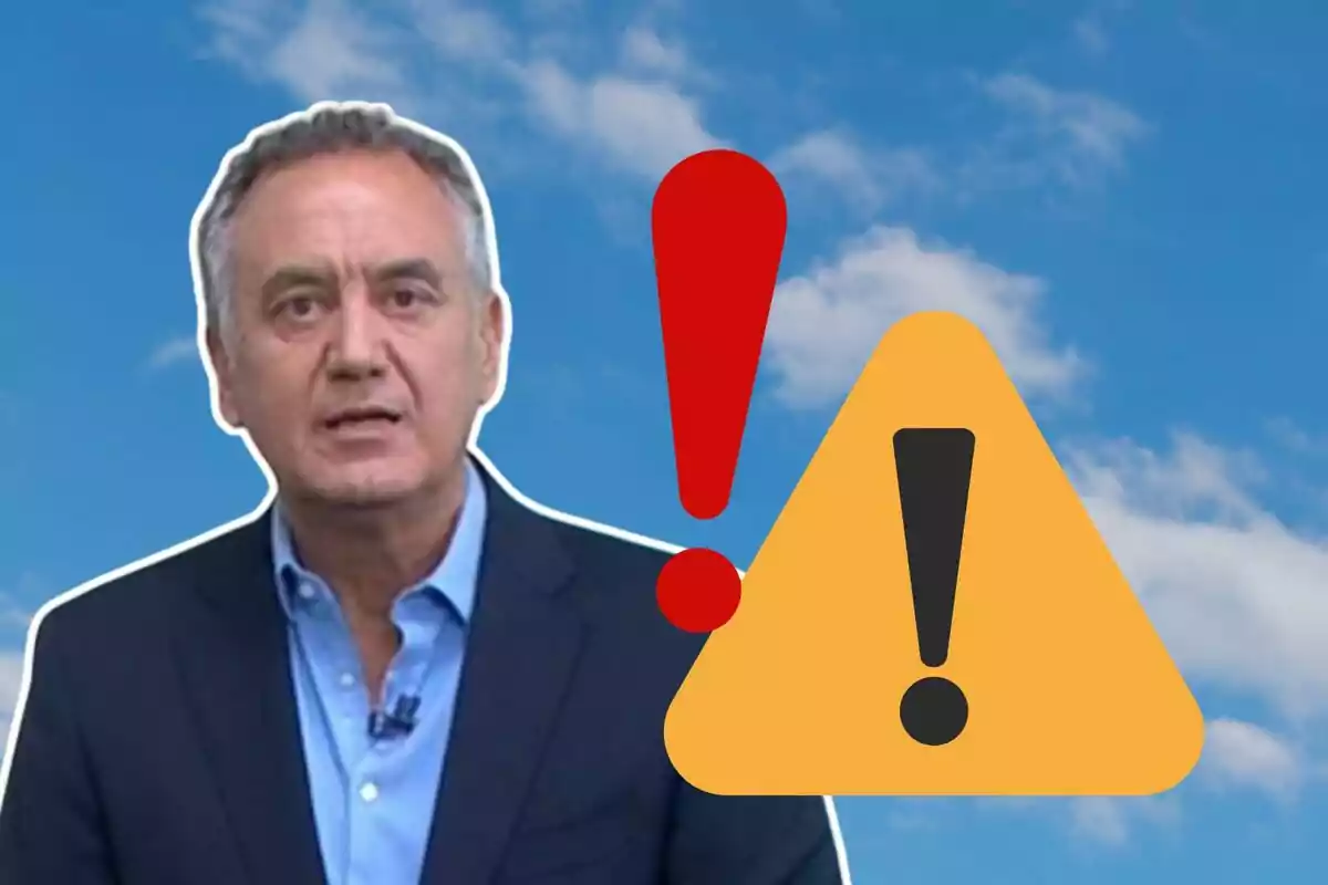 Home de cabells canosos amb expressió seriosa al costat d’un senyal d’advertència i un signe d’exclamació sobre un fons de cel blau amb núvols