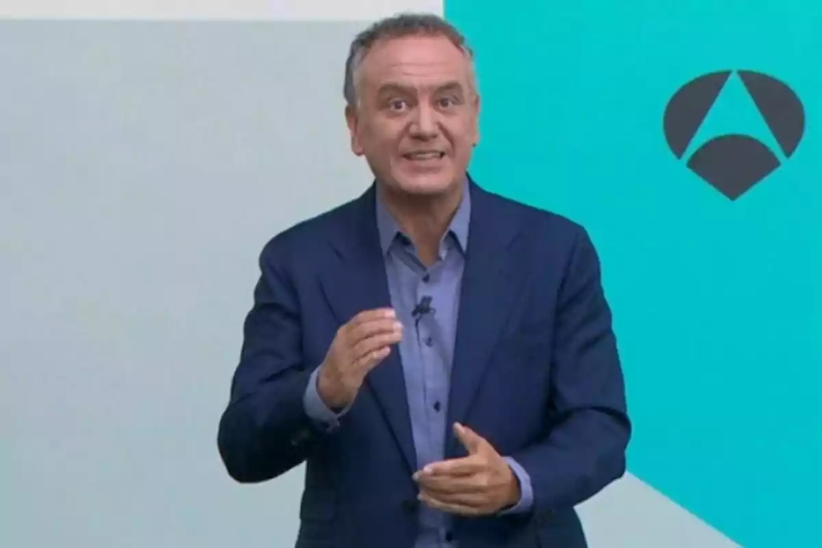 Pla mitjà de Roberto Brasero parlant davant d’una paret de fons blau clar amb un logotip geomètric fosc a la dreta. Pla mitjà de Roberto Brasero parlant davant d’una paret de fons blau clar amb un logotip geomètric fosc a la dreta.