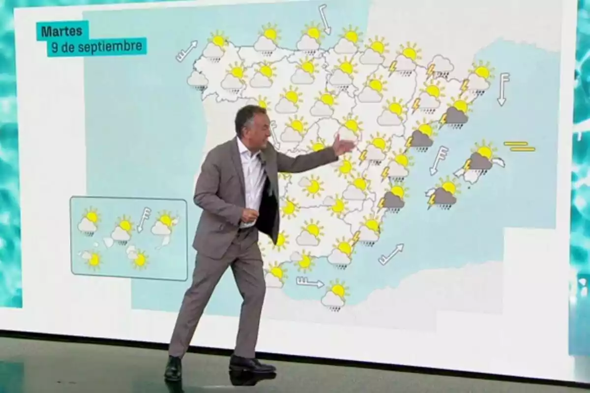 Imatge de Roberto Brasero assenyalant un mapa d’Espanya amb símbols meteorològics que indiquen sol, núvols i tempestes per al dimarts, 9 de setembre de 2025. Imatge de Roberto Brasero assenyalant un mapa d’Espanya amb símbols meteorològics que indiquen sol, núvols i tempestes per al dimarts, 9 de setembre de 2025.