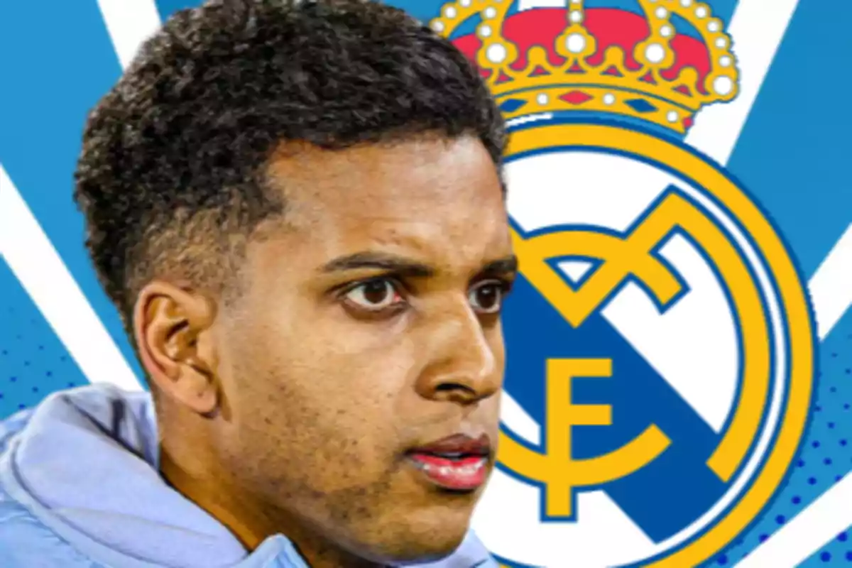 Jugador de futbol amb jaqueta celeste davant de l’escut del Reial Madrid sobre un fons blau