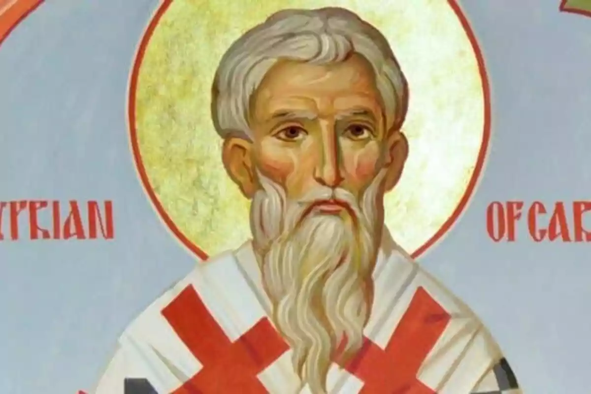 Pintura religiosa de un hombre mayor con barba blanca y túnica blanca decorada con cruces rojas, con un halo dorado detrás de su cabeza