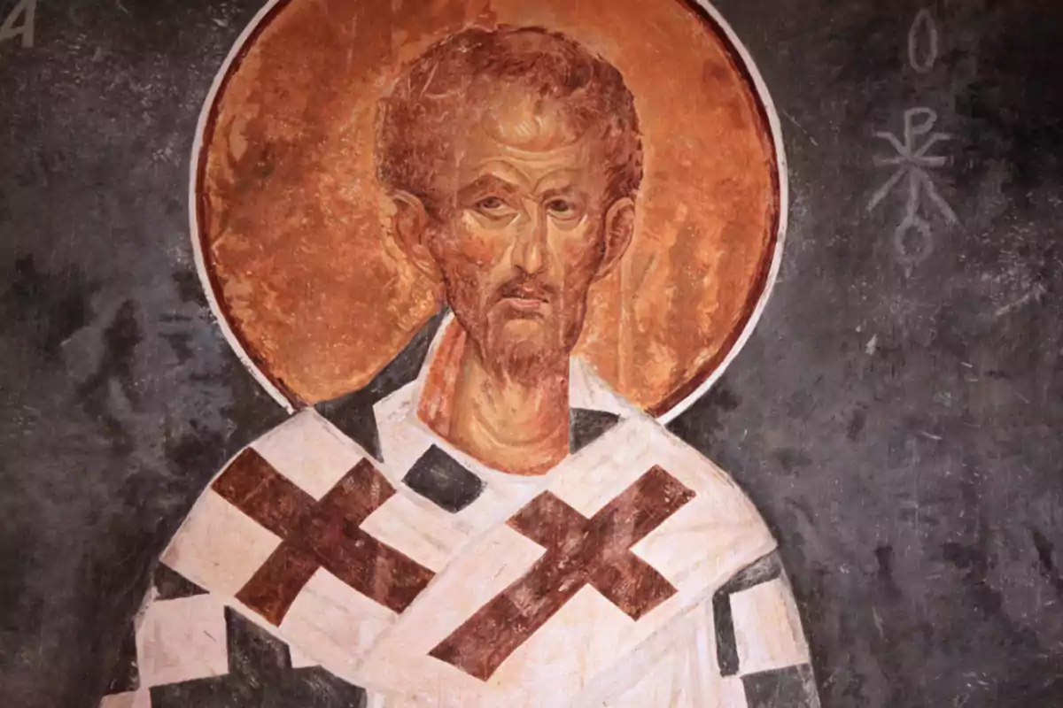 Pintura religiosa d’un home amb aurèola i vestimenta blanca decorada amb creus negres sobre un fons fosc