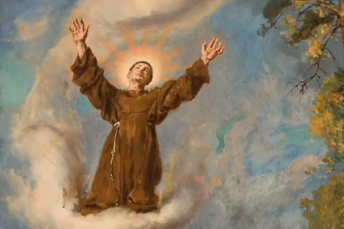 Hombre con túnica marrón y halo luminoso levantando los brazos hacia el cielo entre nubes y árboles