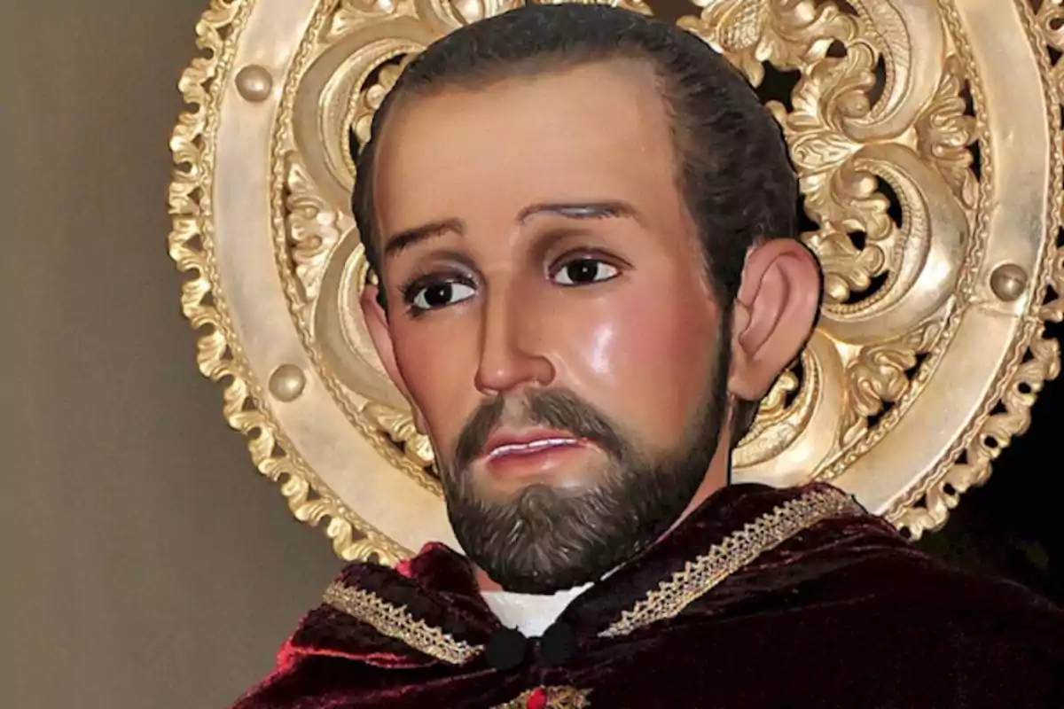 Escultura religiosa de un hombre con barba y aureola dorada detrás de la cabeza