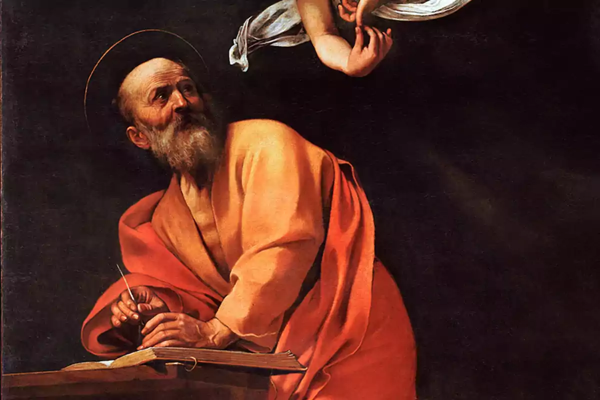 Un hombre mayor con barba y túnica naranja escribe en un libro mientras mira hacia arriba donde aparece una mano extendida desde una figura celestial