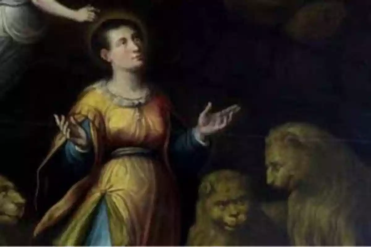Mujer con túnica colorida y aureola mirando hacia arriba con las manos levantadas rodeada de leones en un ambiente oscuro