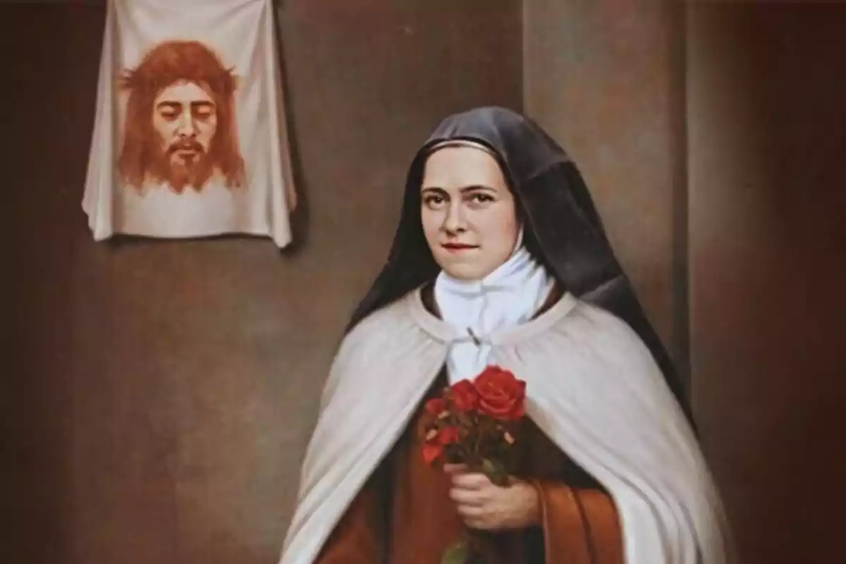 Monja vestida con hábito sosteniendo un ramo de rosas rojas y al fondo un paño con el rostro de Jesús.