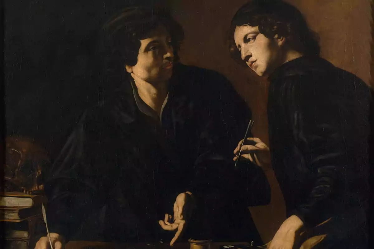 Dos jóvenes vestidos de negro conversan mientras uno sostiene una pluma y el otro un compás, con libros y una calavera al fondo