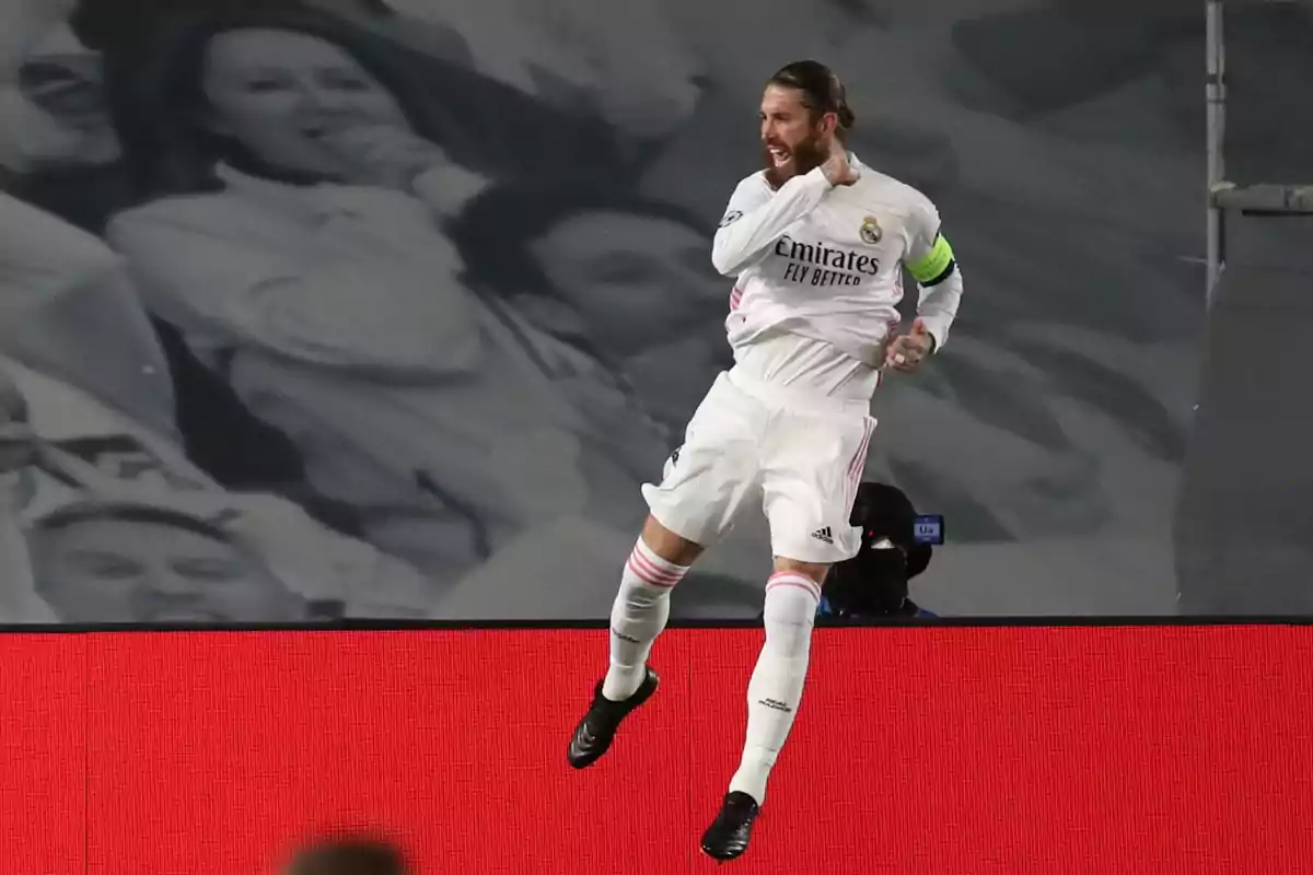 Sergio Ramos celebrant un gol amb un salt i un gest d’emoció al camp Sergio Ramos celebrant un gol amb un salt i un gest d’emoció al camp