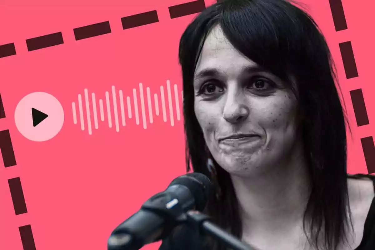 Dona de cabells foscos parlant davant d’un micròfon amb fons rosa i gràfics d’àudio