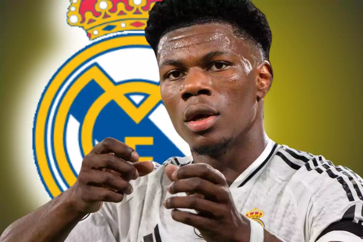 Futbolista amb samarreta blanca del Reial Madrid en primer pla amb l’escut del club de fons