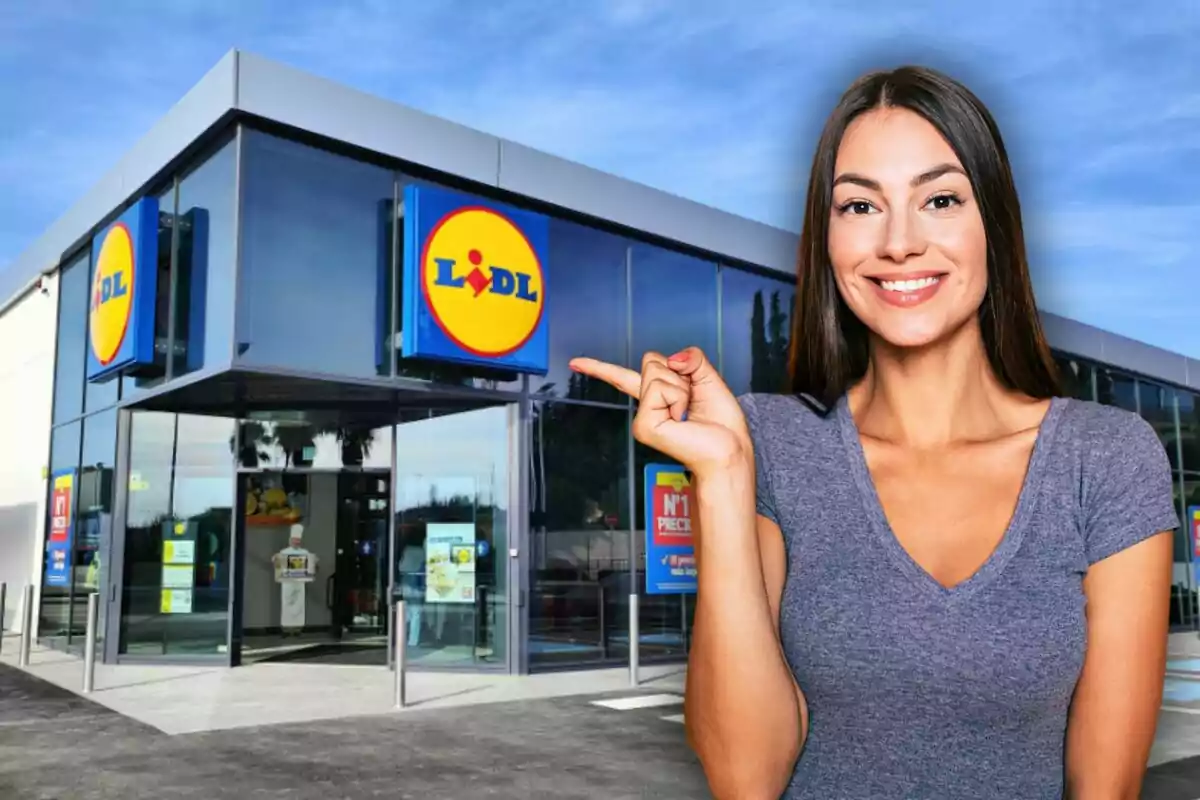 Dona somrient assenyalant l’entrada d’una botiga Lidl