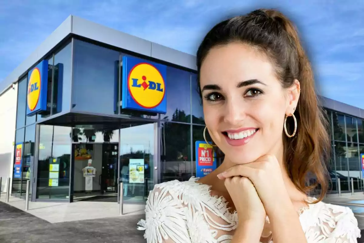 Mujer joven sonriente frente a la entrada de un supermercado Lidl