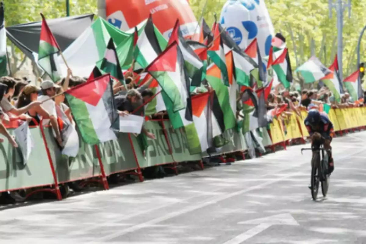 Un ciclista passa entre els manifestants durant la 18a etapa de la Volta a Espanya, l’11 de setembre de 2025, a Valladolid. Un ciclista passa entre els manifestants durant la 18a etapa de la Volta a Espanya, l’11 de setembre de 2025, a Valladolid.