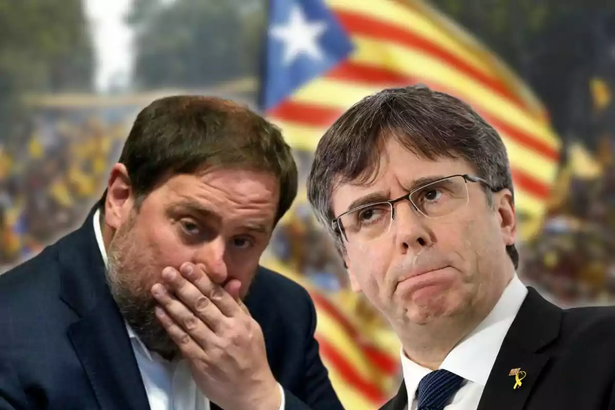 Dos homes amb expressió seriosa i preocupada apareixen en primer pla amb una bandera estelada desenfocada al fons i una multitud manifestant-se.