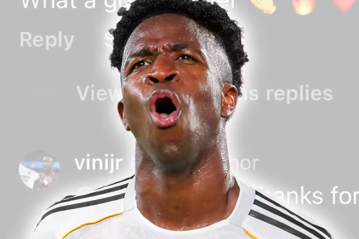 Futbolista celebrant amb expressió intensa i fons de comentaris a les xarxes socials desenfocats