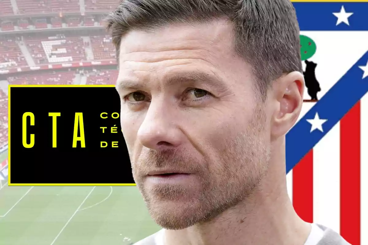 Primer plano de un hombre con expresión seria al frente de un fondo que combina un estadio de fútbol, el escudo del Atlético de Madrid y un cartel negro con letras amarillas que dice CTA