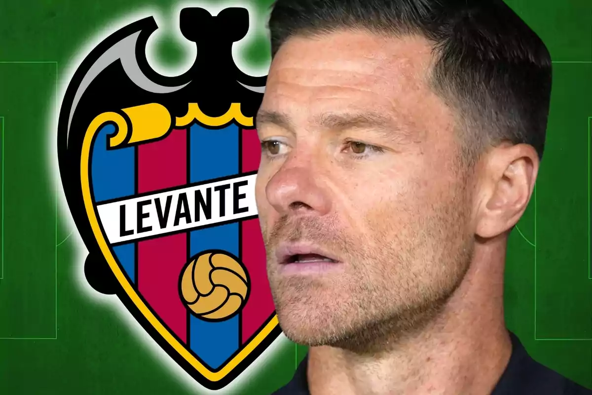 Un home de cabell curt apareix en primer pla amb l’escut del club Llevant al fons sobre un fons verd.