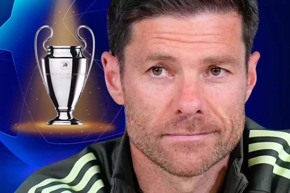 Home amb jaqueta esportiva en primer pla i trofeu de la Champions League al fons sobre un fons blau