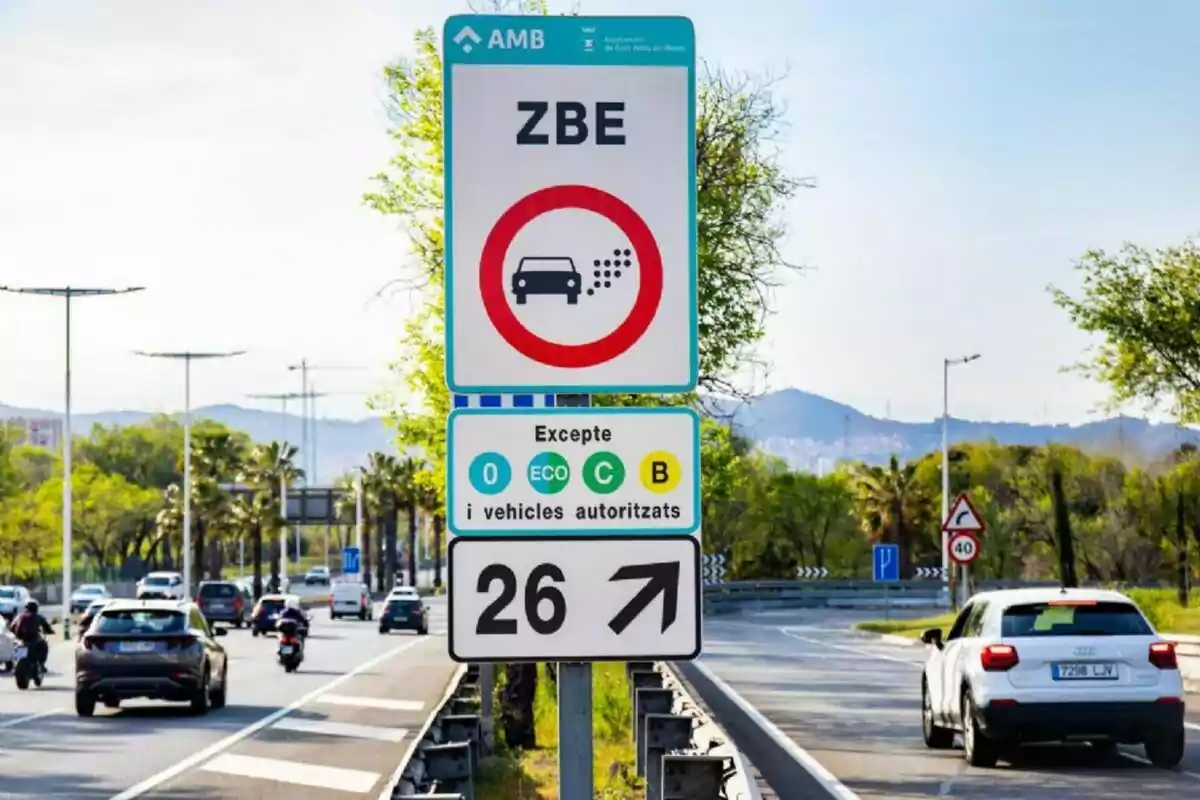 Senyal de trànsit en una carretera que indica una zona de baixes emissions permetent només l'accés a vehicles autoritzats i amb distintiu ambiental 0 ECO C o B