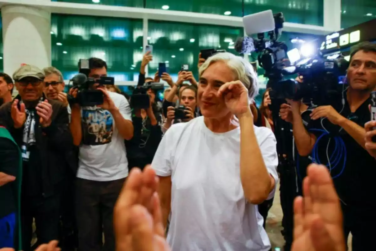 L’exalcaldessa de Barcelona, Ada Colau, a la seva arribada a l’Aeroport Josep Tarradellas Barcelona-El Prat, el 5 d’octubre de 2025, a Barcelona.