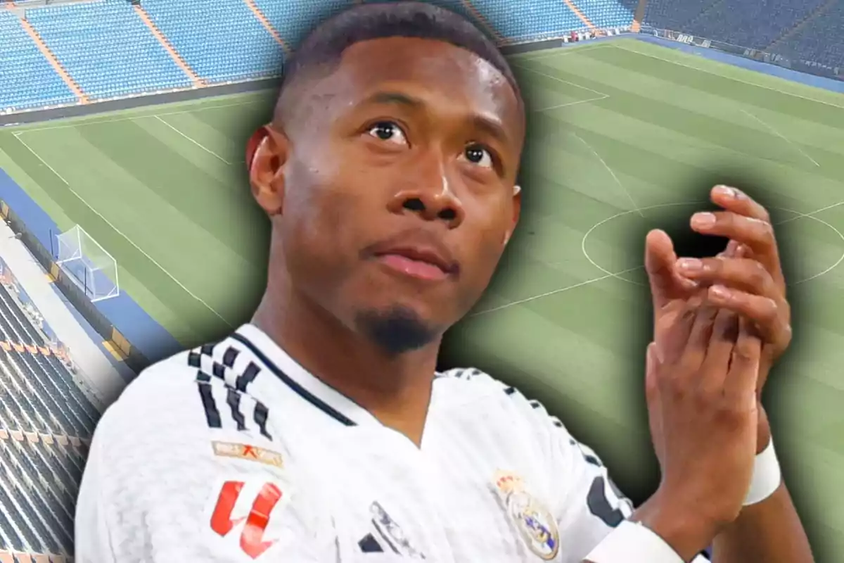 Futbolista amb uniforme blanc aplaudint en un estadi buit