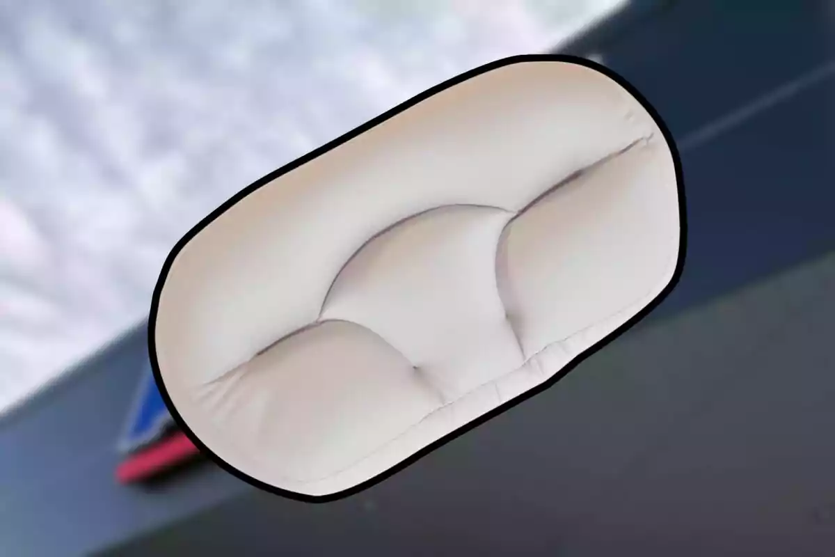 Cojín acolchonado de color beige con fondo desenfocado