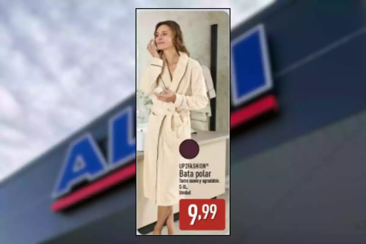 Mujer usando una bata polar color crema en un anuncio de tienda con precio de 9,99 euros