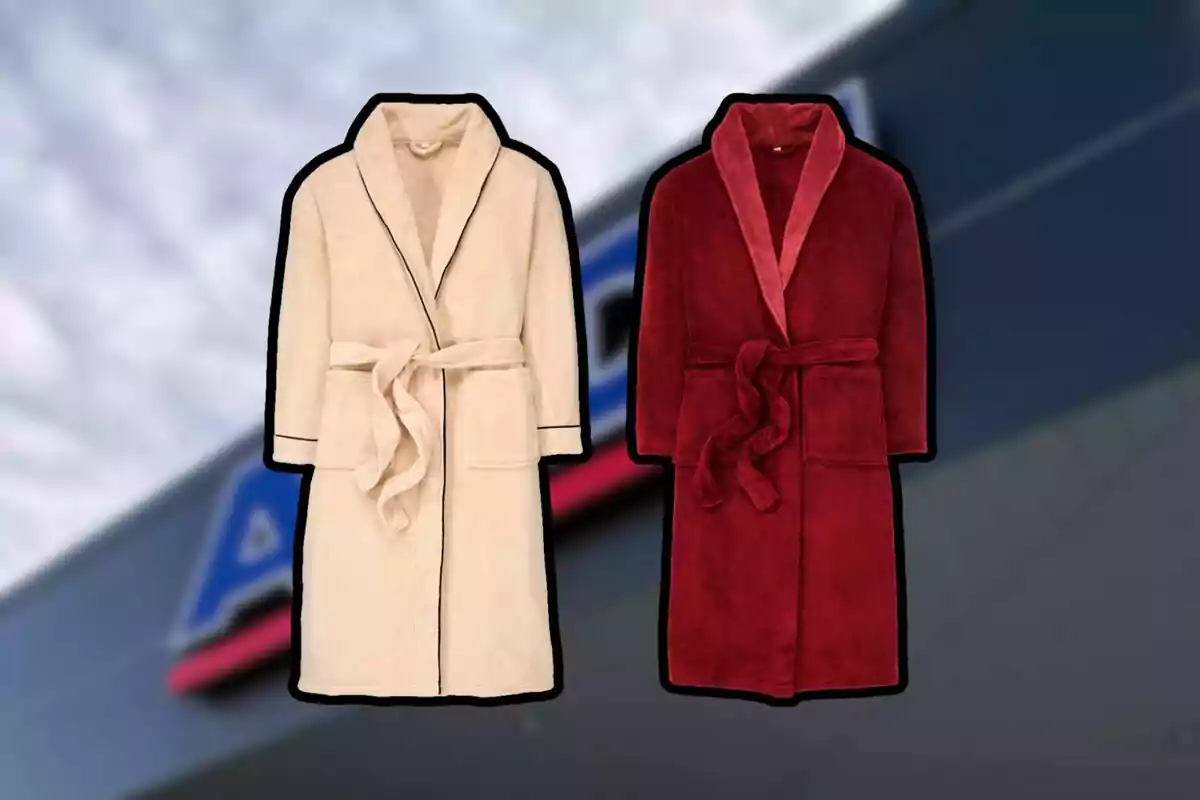 Dos batas de baño de felpa, una en color beige y otra en color rojo, ambas con cinturón y bolsillos, sobre un fondo desenfocado.