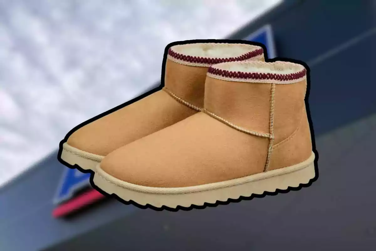 Botas cortas de gamuza color beige con forro interior y costuras visibles, sobre un fondo desenfocado. Botas cortas de gamuza color beige con forro interior y costuras visibles, sobre un fondo desenfocado.