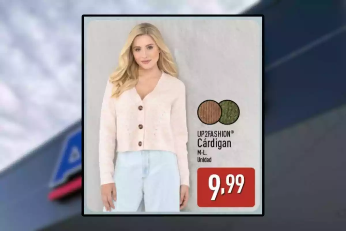 Mujer rubia usando un cárdigan claro con botones marrones, anuncio de cárdigan UP2FASHION disponible en tallas M y L por 9,99 euros Mujer rubia usando un cárdigan claro con botones marrones, anuncio de cárdigan UP2FASHION disponible en tallas M y L por 9,99 euros