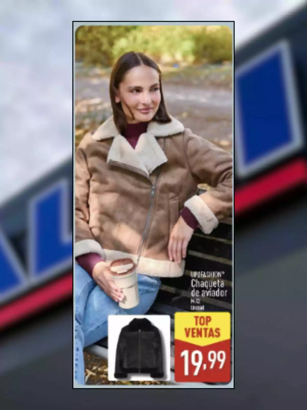 Mujer sentada en una banca al aire libre usando una chaqueta de aviador color marrón claro con forro blanco, sosteniendo un vaso térmico y al lado una imagen de la chaqueta en color negro con un letrero de top ventas y precio de 19,99 Mujer sentada en una banca al aire libre usando una chaqueta de aviador color marrón claro con forro blanco, sosteniendo un vaso térmico y al lado una imagen de la chaqueta en color negro con un letrero de top ventas y precio de 19,99