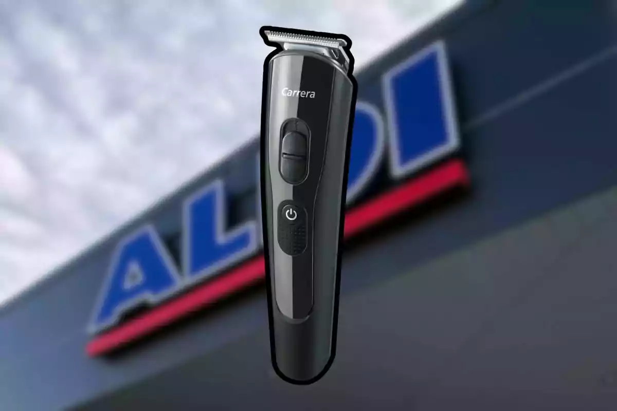 Máquina de afeitar eléctrica negra de la marca Carrera frente a una tienda Aldi desenfocada Máquina de afeitar eléctrica negra de la marca Carrera frente a una tienda Aldi desenfocada