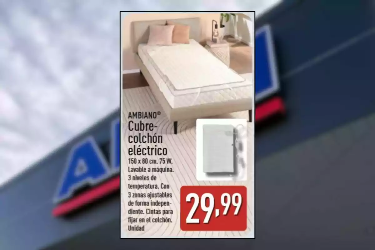 Cubrecolchón eléctrico Ambiano colocado sobre una cama individual en una habitación moderna con cojines y mesa auxiliar, incluye información de características y precio de 29,99 euros
