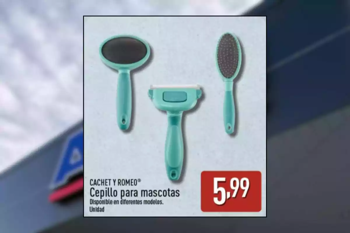 Tres cepillos para mascotas de color turquesa con precio de 5.99 en una promoción de tienda